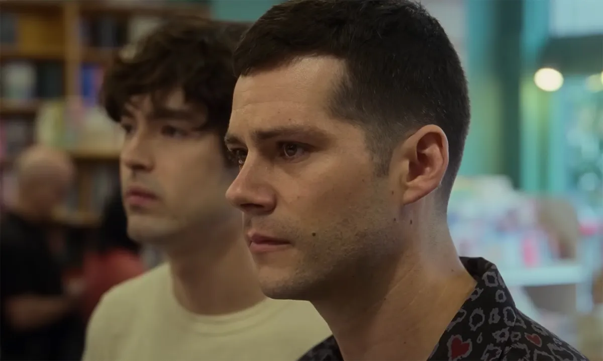 Os atores Dylan O'Brien e James Sweeney com expressões sérias em cena do filme Twinless.