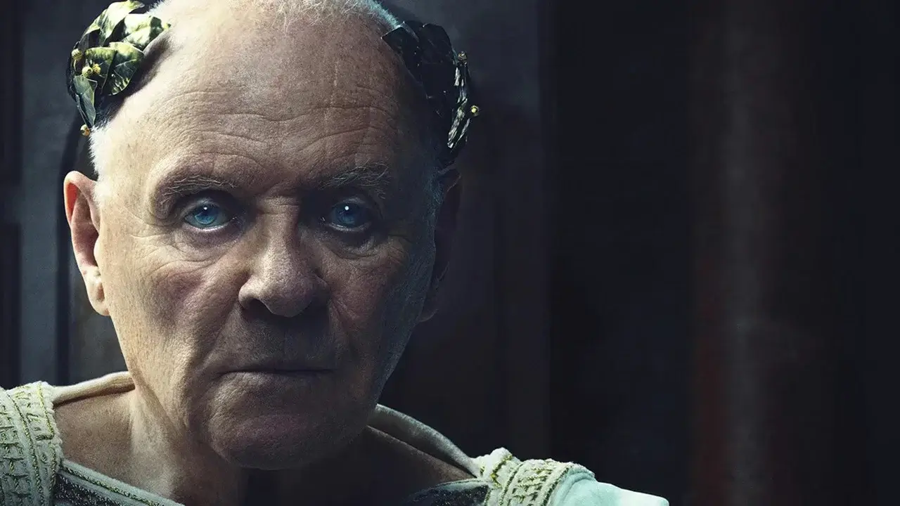 O ator Anthony Hopkins como o imperador romano Vespasiano na série Aqueles Prestes a Morrer, que chega ao streaming em agosto.