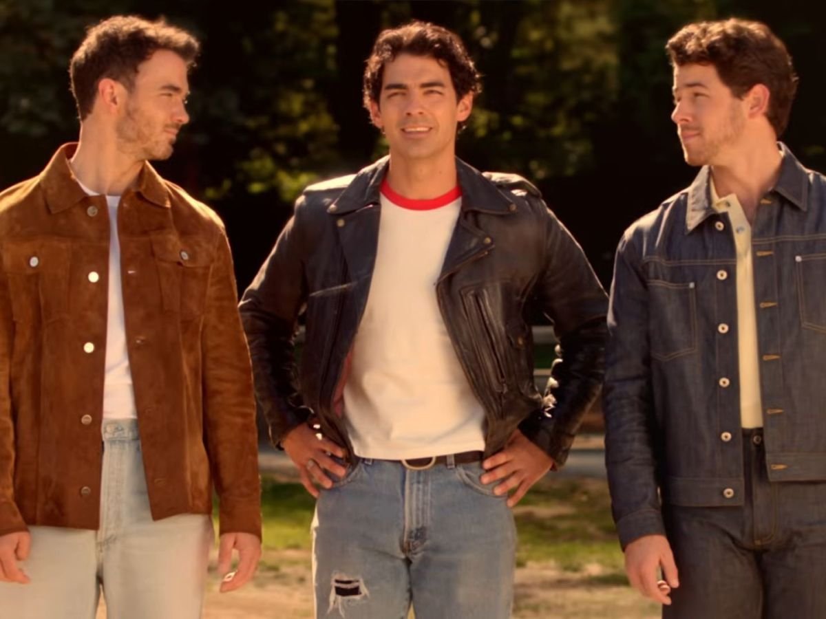 Os Jonas Brothers reunidos em cena de Camp Rock 3, marcando um dos lançamentos mais nostálgicos da lista de filmes e séries de agosto no Disney+