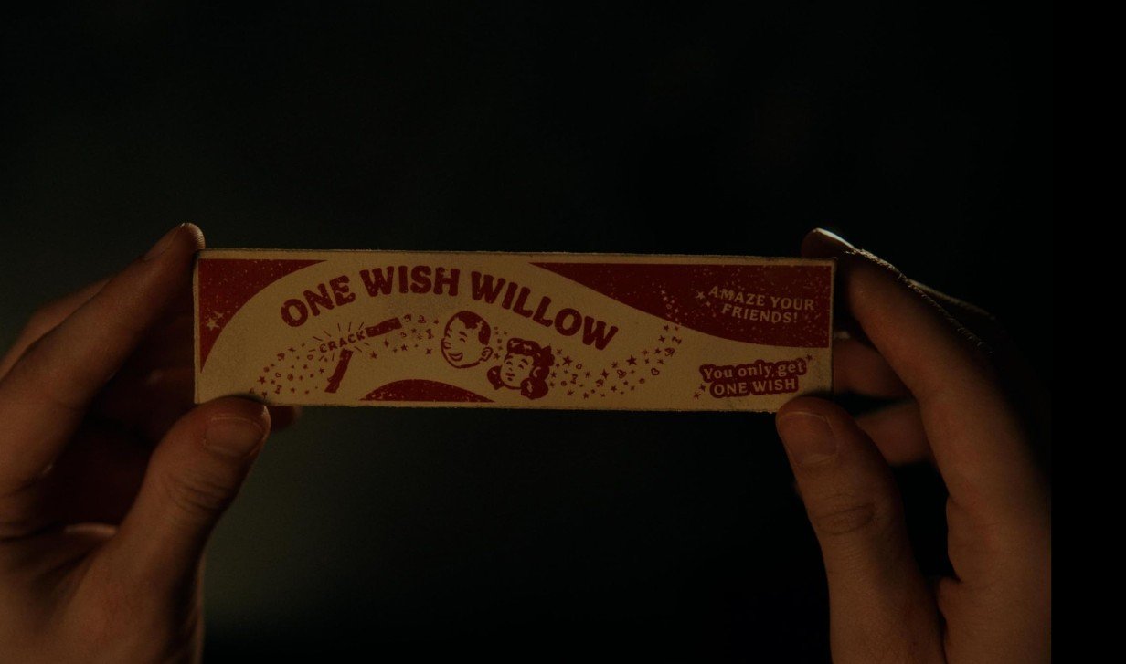 Caixinha com o letreiro One Wish Willow em destaque, revelando o elemento central do filme Obsessão
