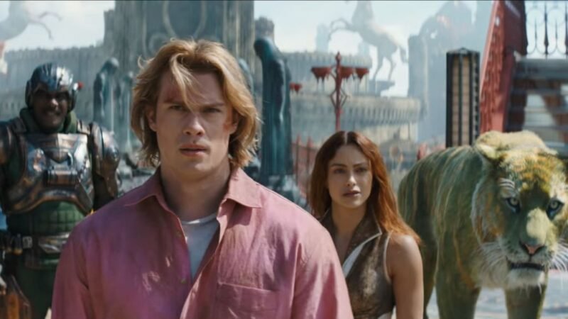 Nicholas Galitzine como He-Man e Camila Mendes em cena de Mestres do Universo, dica extra nos favoritos de julho.
