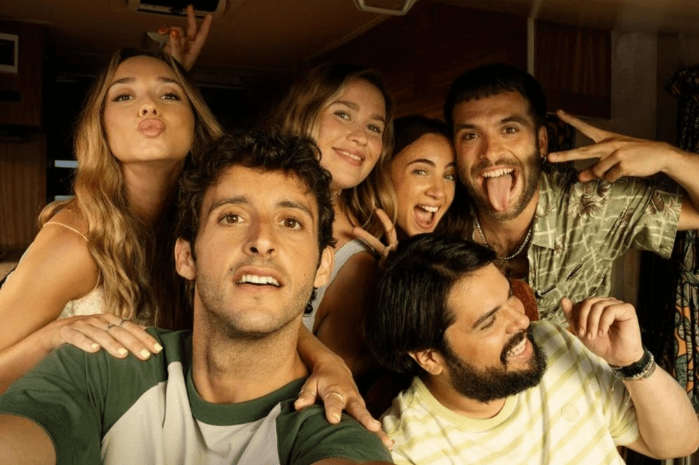 Atores na floresta em cena de A Verdade por Trás das Minhas Mentiras, um dos principais lançamentos de agosto.