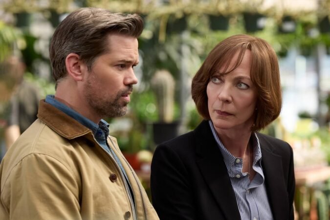 Andrew Rannells e Allison Janney conversando em cena de Miss You, Love You, um dos lançamentos de agosto.