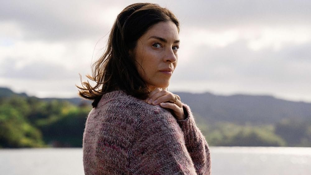 A atriz Natalie Madueño em cena do filme de suspense A Mulher Secreta, integrando os lançamentos de agosto.