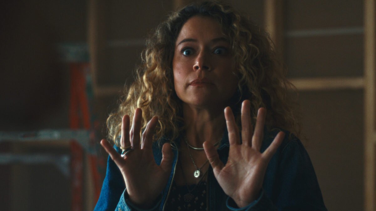 Crítica | Prazer Máximo Garantido (2026): Quanto de nós é apenas uma versão criada para sobreviver?  Tatiana Maslany transforma o caos de uma investigação criminal em algo mais íntimo: uma mulher tentando descobrir o que ainda existe por trás das versões que criou de si mesma.