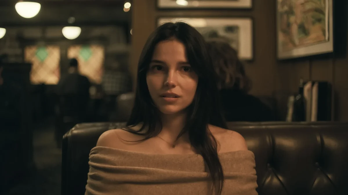 Crítica | Obsessão (2026) desconstrói o romance para filmar o horror do egocentrismo masculino  Ao se recusar a romantizar o controle, o diretor Curry Barker cria uma tensão asfixiante sobre um homem disposto a tolerar o abuso sobrenatural contanto que sua carência seja saciada.