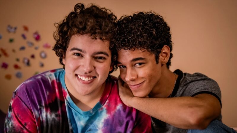 Os atores Miguel Lallo e Diego Lira no filme Quinze Dias, romance que chega ao catálogo de streaming em agosto.
