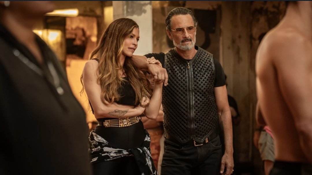 Grazi Massafera e Rodrigo Santoro com visual moderno e estiloso em um cenário industrial no filme Corrida dos Bichos, marcando forte presença entre as estreias de agosto no streaming.