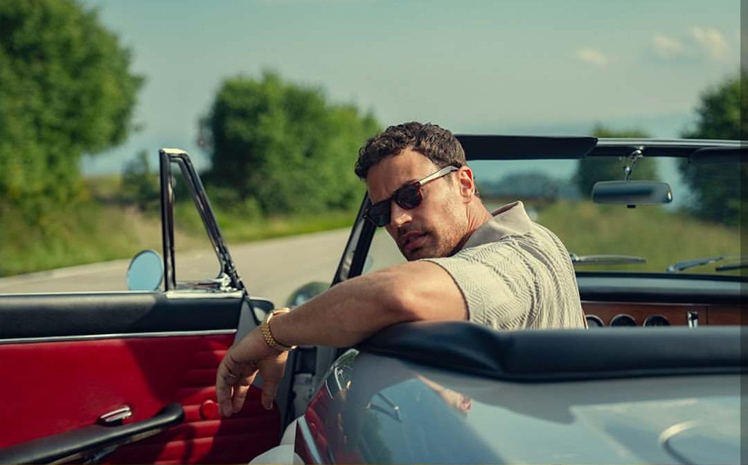 Eddie Horniman ao volante de um conversível em Magnatas do Crime temporada 2, entre as estreias de setembro