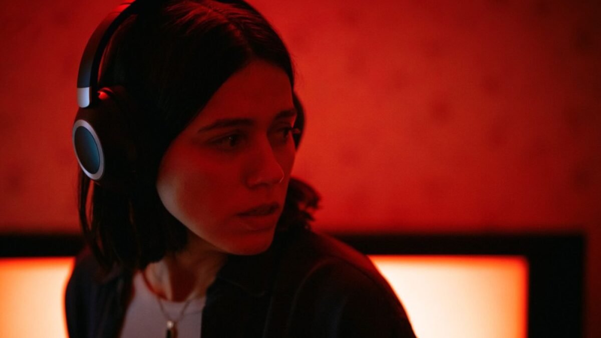 Crítica | Undertone (2025): O silêncio nunca permanece vazio  Mais do que um terror psicológico, Undertone transforma o silêncio, a culpa e a hipervigilância em uma reflexão perturbadora sobre o momento em que nossa mente deixa de enxergar coincidências e passa a encontrar padrões em tudo.