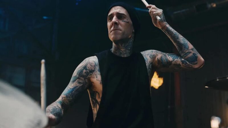 O lendário baterista Travis Barker detalha sua superação após sobrevivência a um trágico acidente aéreo no emocionante documentário Travis Barker: Mais Forte que o Medo. (Foto: Divulgação / Disney+)