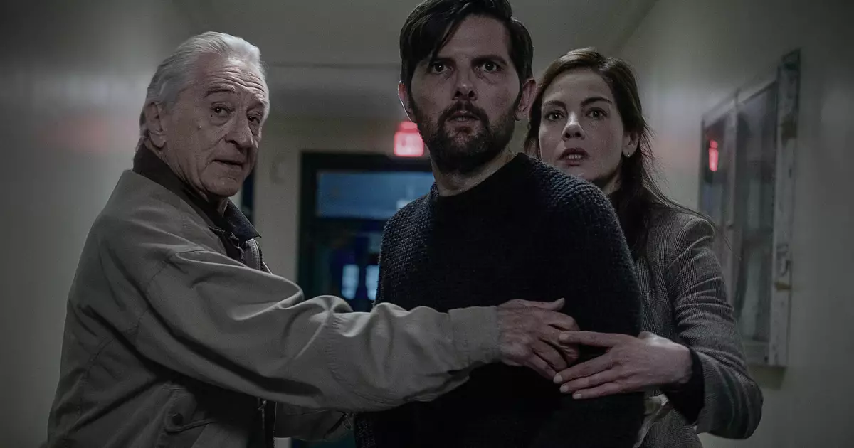 Robert De Niro e Adam Scott em cena do suspense O Homem que Sussurra, destaque entre os lançamentos de agosto.