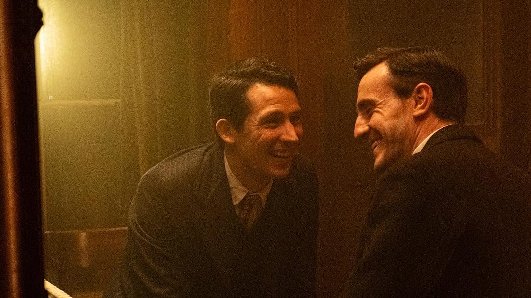 Josh O'Connor e Paul Mescal sorrindo juntos em cena do filme A História do Som, um dos lançamentos de agosto.