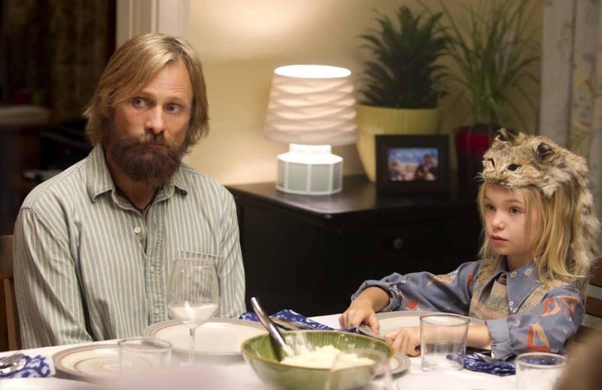 Cena do filme Capitão Fantástico mostrando o diálogo silencioso e a criação não convencional em listas de filmes sobre pais e filhos.