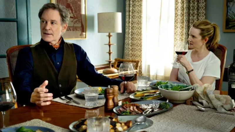 Kevin Kline e Laura Linney durante uma refeição em Clássico Americano