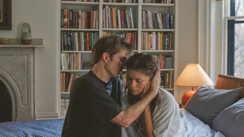Robert Pattinson e Zendaya em cena intimista no quarto em O Drama, um dos filmes favoritos de julho.