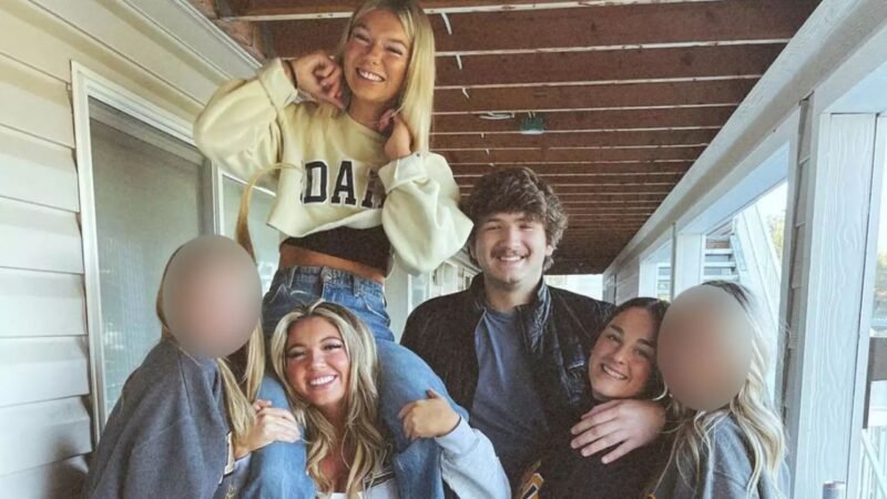 Grupo de estudantes sorrindo em foto de arquivo pessoal exibida em Os Assassinatos de Idaho, um dos favoritos de julho.