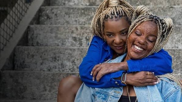 As atrizes Kara Young e Mallori Johnson como as irmãs gêmeas do filme Ardente Vingança, lançamento do streaming em agosto.