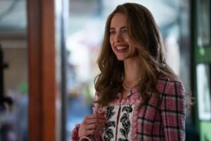 A atriz Margaret Qualley sorrindo em cena de destaque, representando a curadoria dos favoritos de julho.