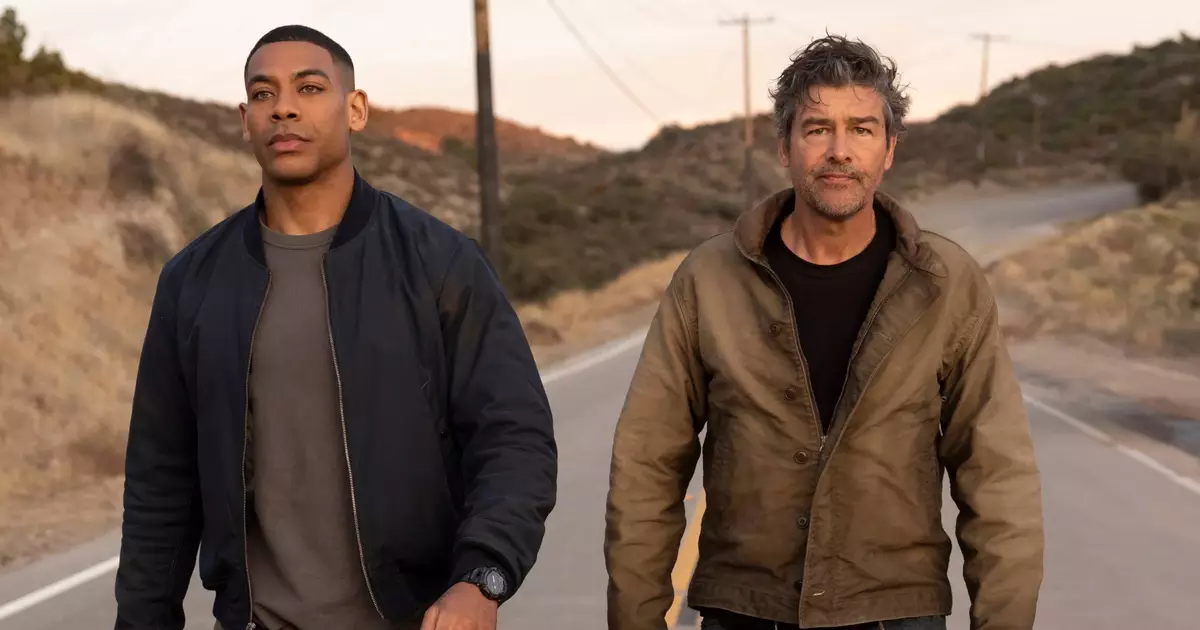Aaron Pierre e Kyle Chandler como os protagonistas da série Lanternas, um dos principais destaques entre os filmes e séries de agosto na HBO Max.