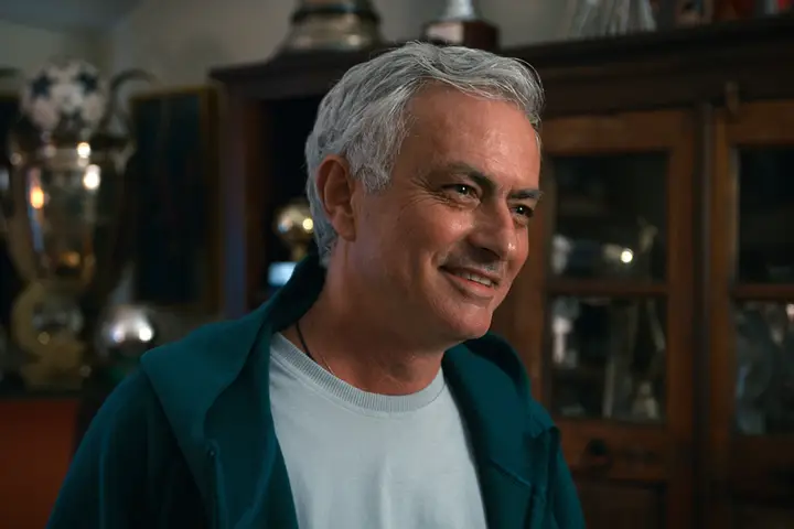 José Mourinho sorrindo em cena de seu documentário biográfico, listado entre os principais lançamentos de filmes e séries de agosto na Netflix.