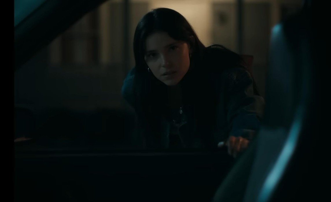 A atriz Inde Navarrette com expressão tensa em cena de suspense do filme Obsessão.