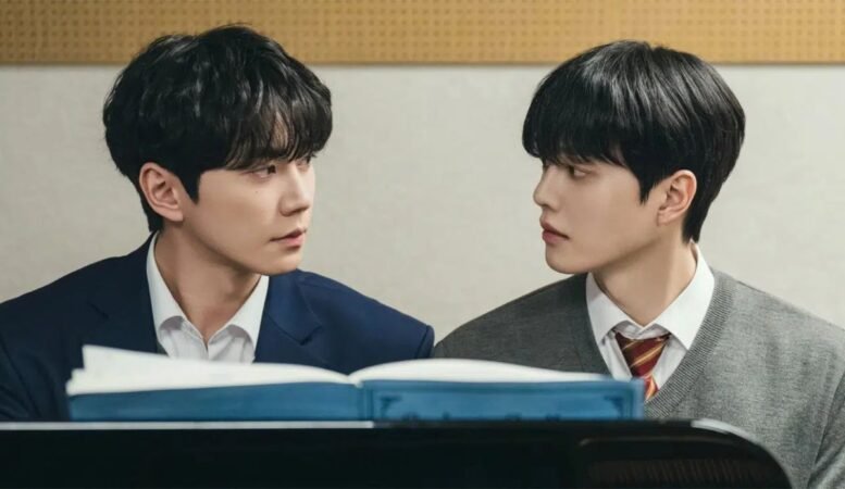 Lee Jun-young e Song Kang sentados ao piano em cena de Quatro Mãos, Duas Sonatas, um dos principais lançamentos de agosto.