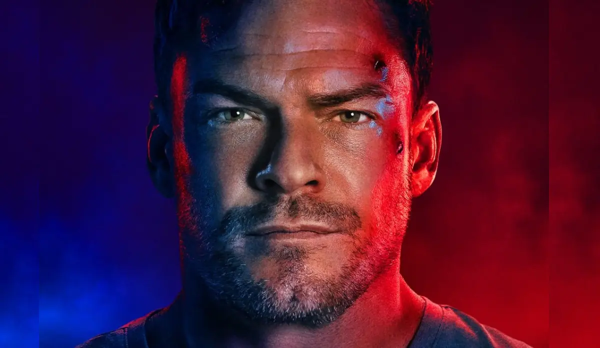Alan Ritchson com iluminação azul e vermelha na quarta temporada de Reacher, uma das principais estreias na lista de filmes e séries de agosto.