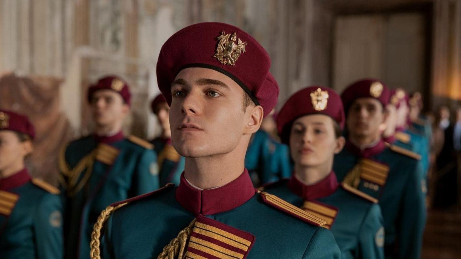 Jovens cadetes uniformizados em Escola Minerva, série italiana da Netflix