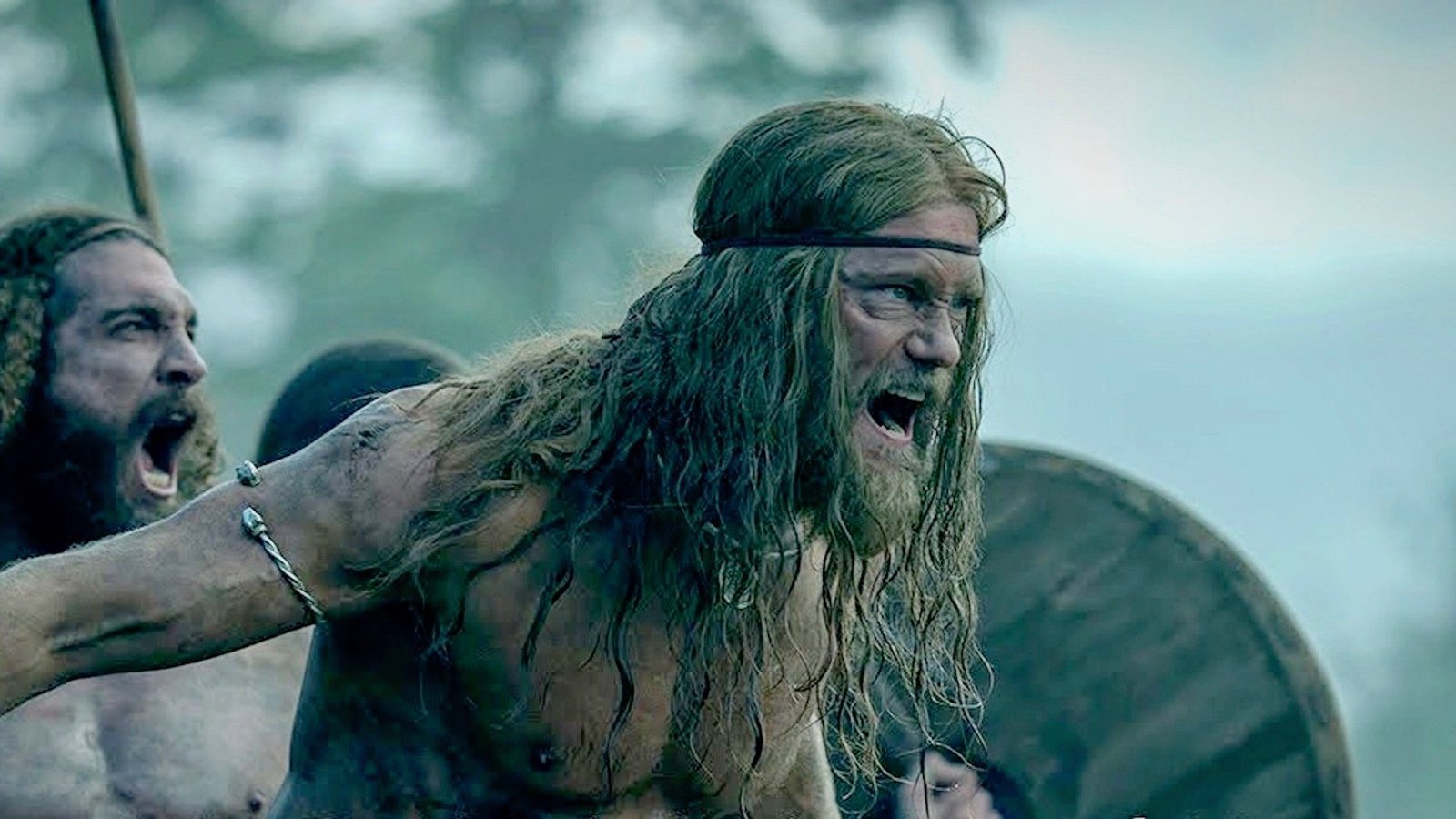 Amleth gritando durante uma batalha em O Homem do Norte, entre os filmes selecionados para quem busca o que assistir no streaming