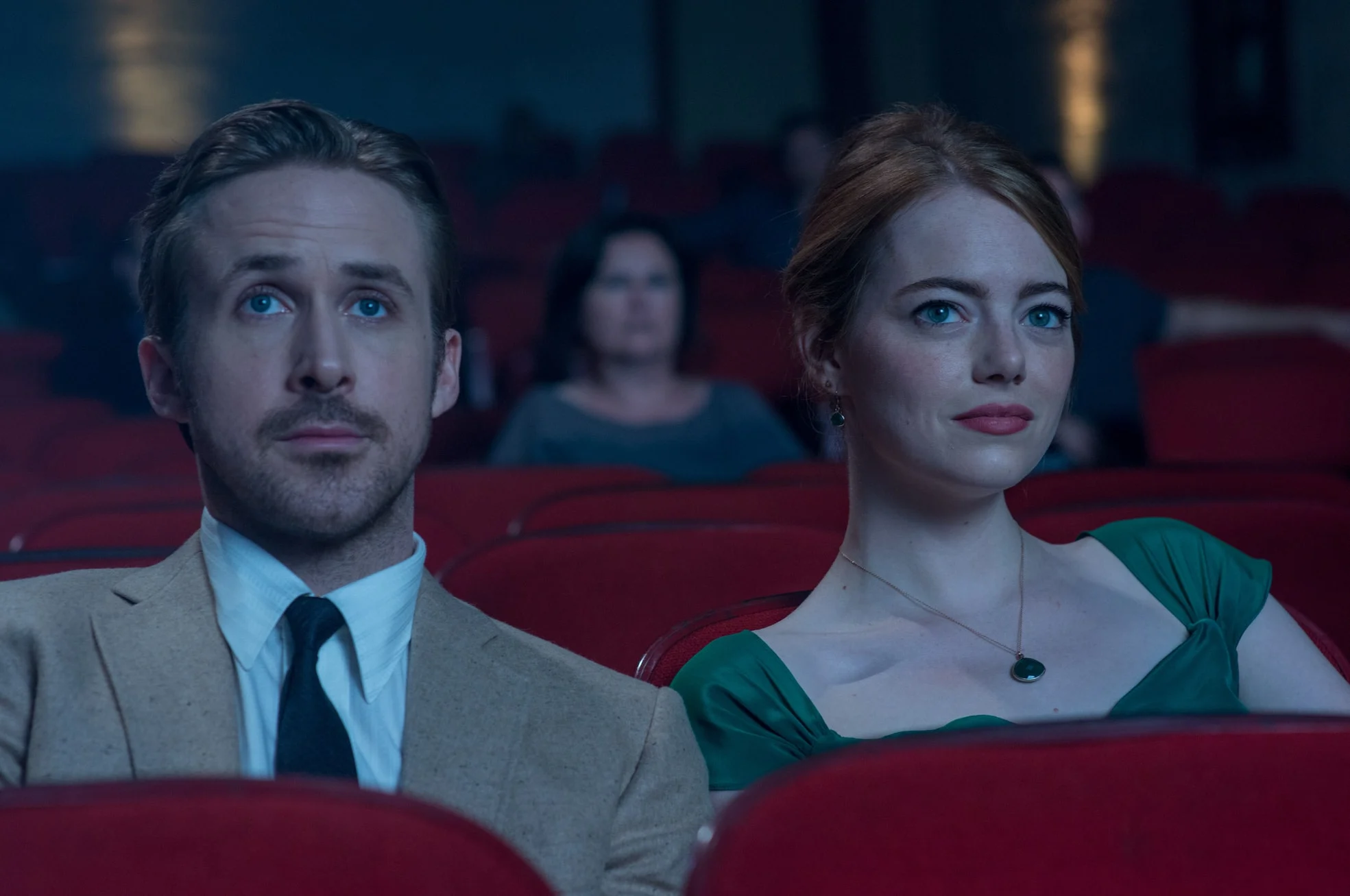 Mia e Sebastian no cinema em capa do artigo sobre frases de La La Land