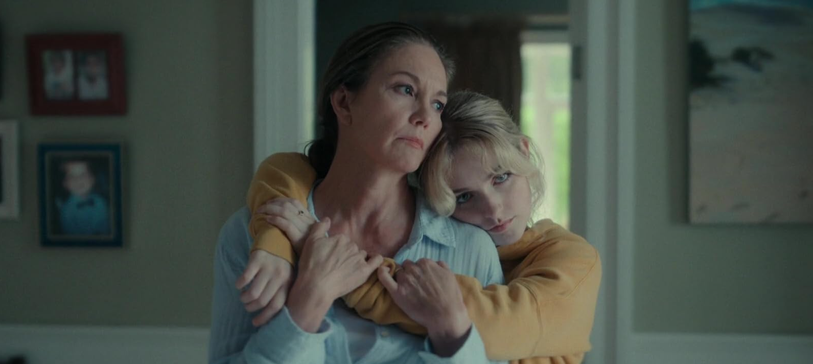 Ellen e Birdie abraçadas no filme O Aniversário (2025).