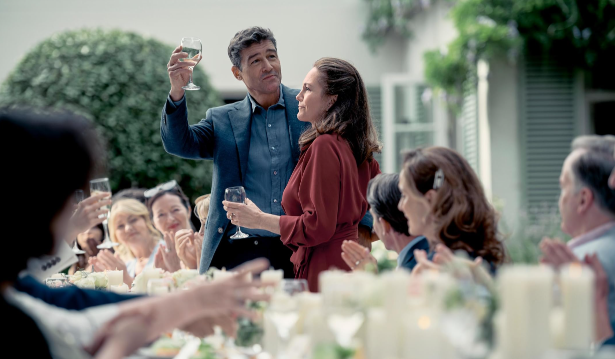 Paul e Ellen durante uma celebração familiar no filme O Aniversário (2025).