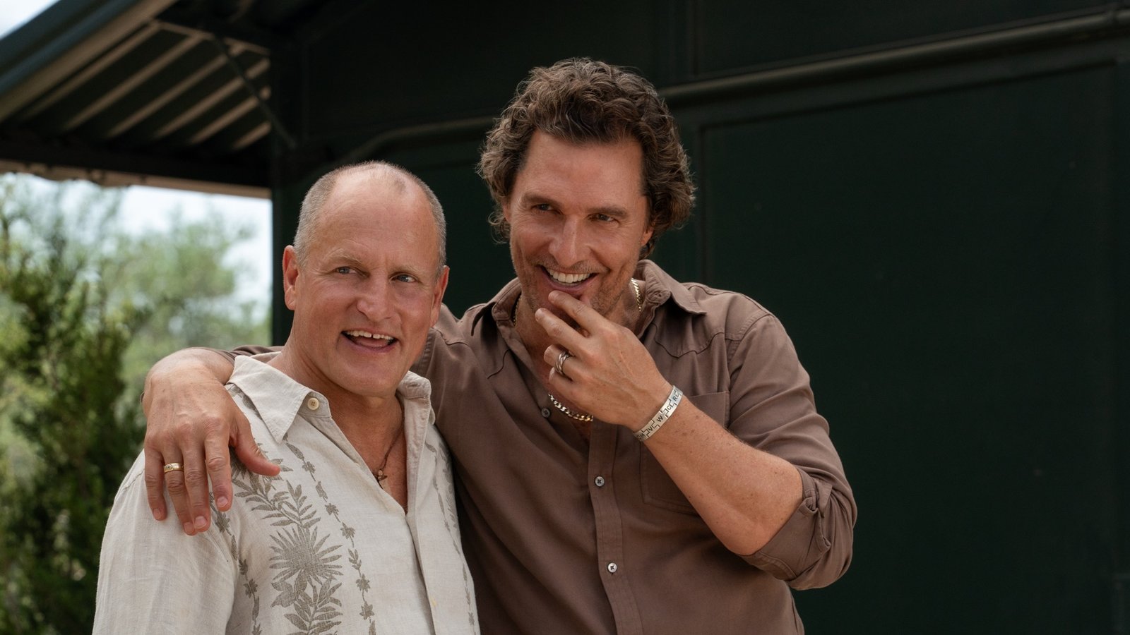 Matthew McConaughey e Woody Harrelson em Brothers, série do Apple TV
