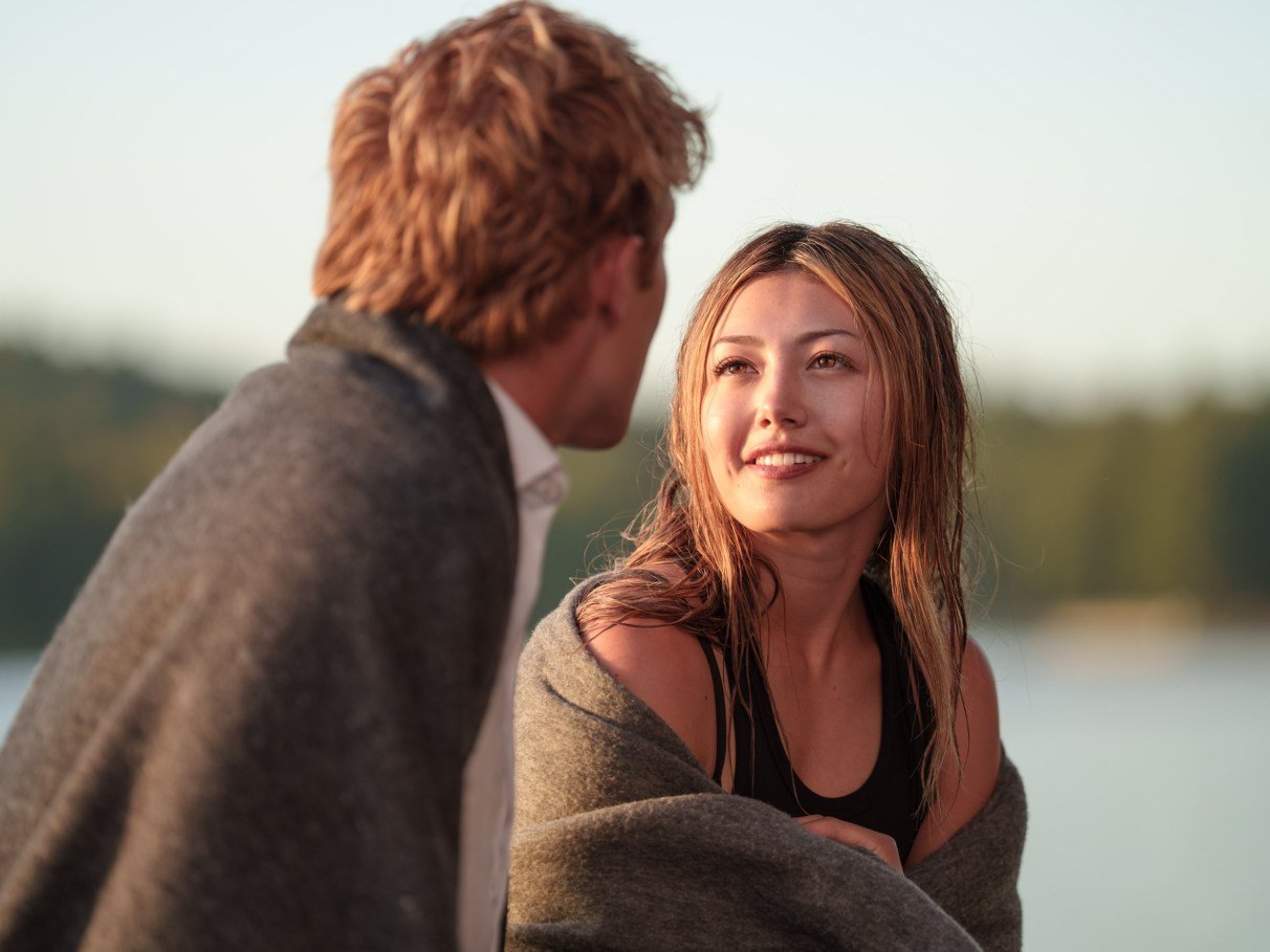 Teagan Tao à beira do lago em A Garota do Remo, uma das novidades no streaming da Netflix