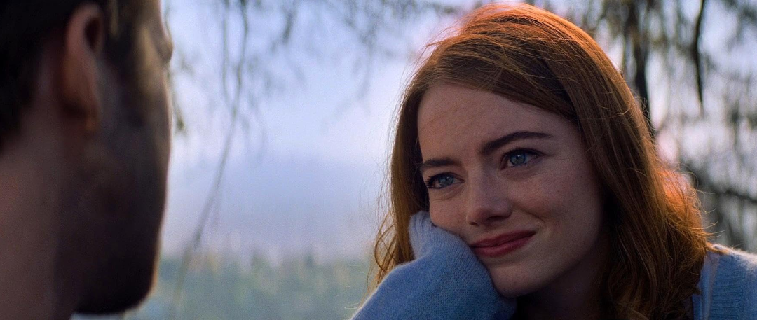 Mia olha para Sebastian em cena relacionada às frases de La La Land sobre amor e escolhas