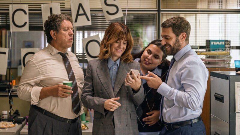 Funcionários reunidos no escritório em Vamos, Time!, comédia entre as novidades no streaming da Netflix