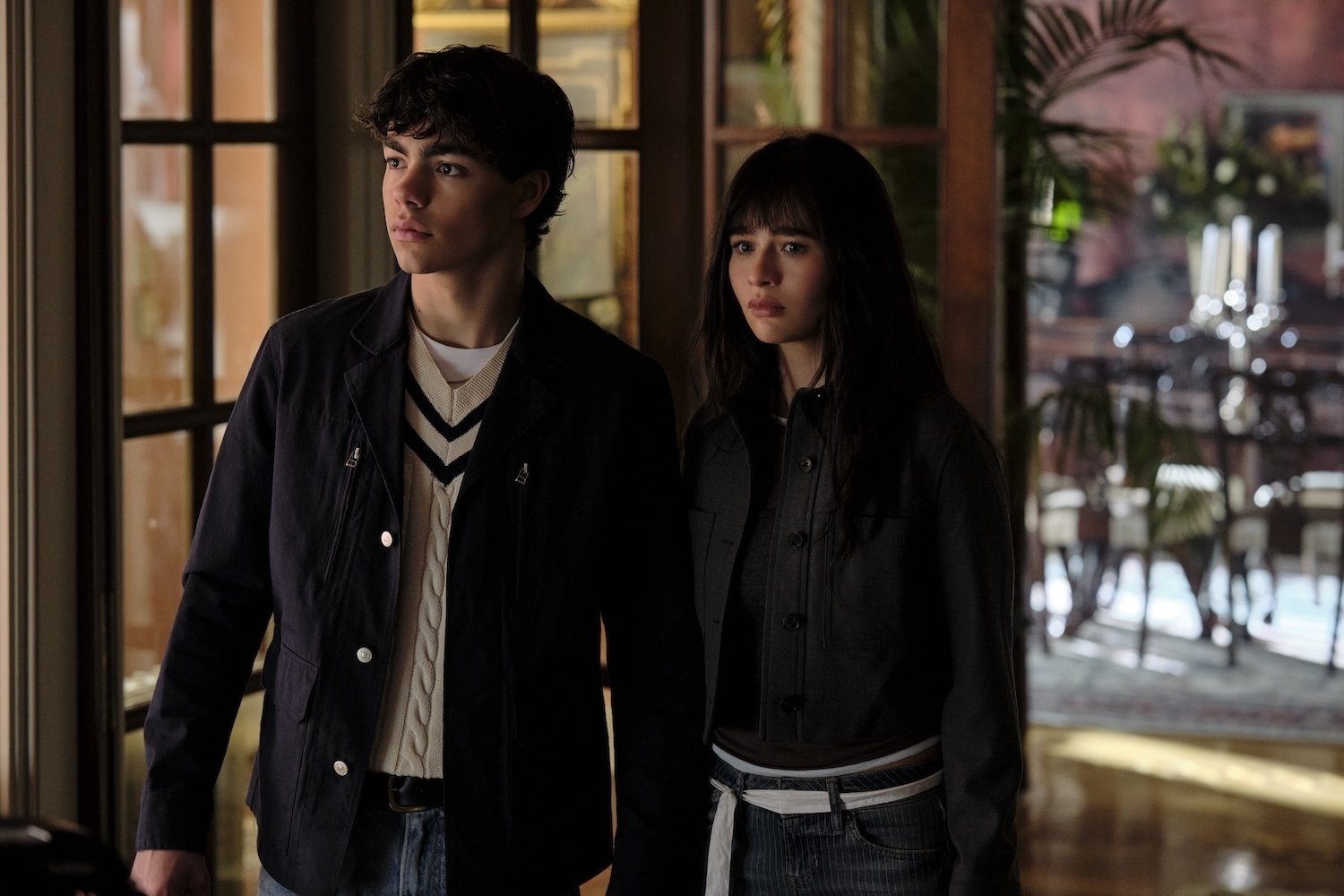 Jake e Briar em Coven Academy, uma das opções de filmes e séries para assistir nesta semana.