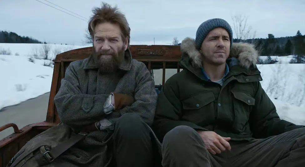 Nikolai Ustinov e Troy Kelly viajando juntos por uma estrada coberta de neve em Mayday, opção para quem busca o que assistir no streaming