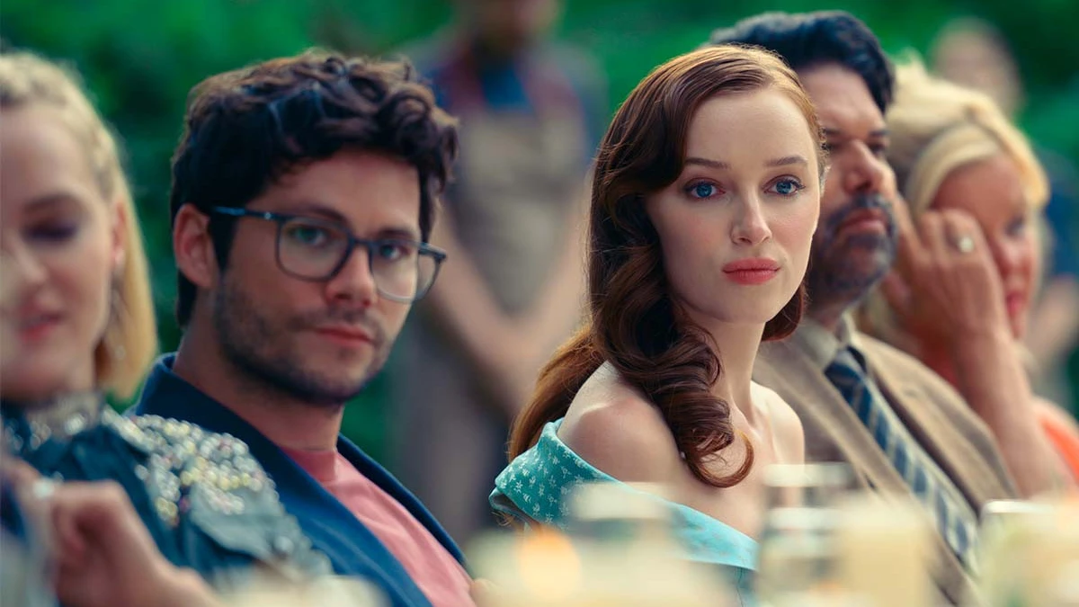 Josh e Liz durante uma reunião familiar no filme O Aniversário (2025).