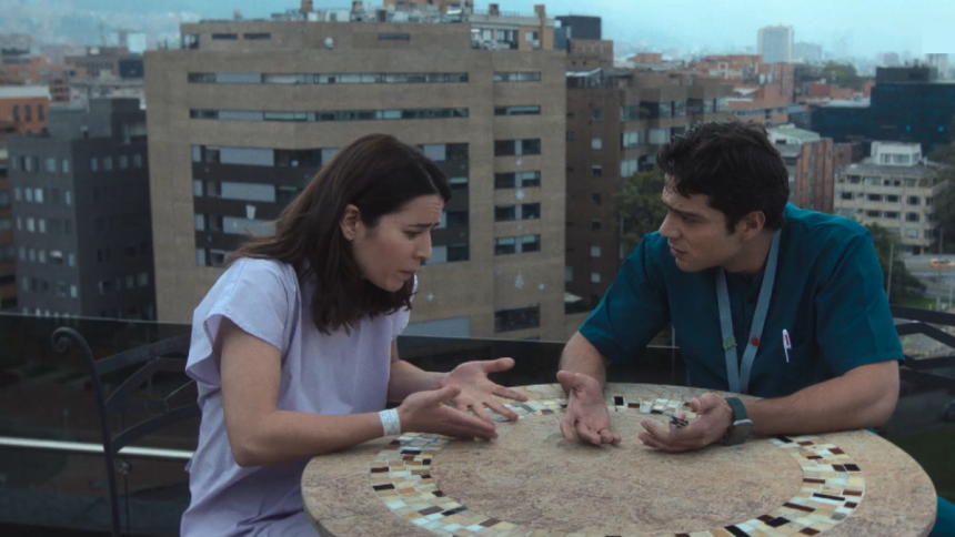 Anabel e Rafael conversam em Em Coma, série colombiana entre as novidades no streaming da Netflix