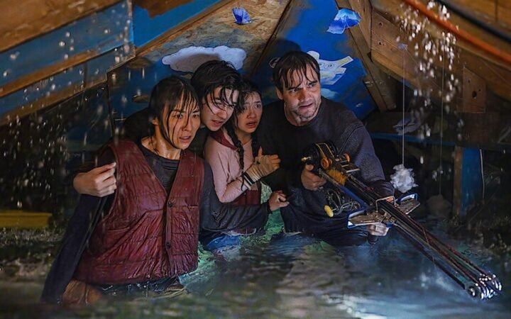 Personagens de A Última Casa em cena de sobrevivência entre os favoritos de agosto