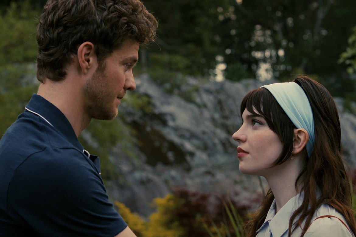 Iris e Josh frente a frente em Acompanhante Perfeita, opção de suspense e ficção científica para assistir no streaming