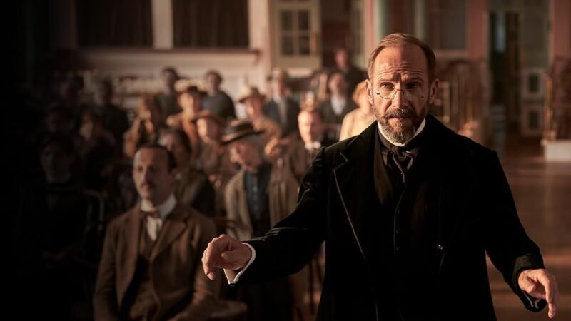 Ralph Fiennes como Dr. Henry Guthrie em Sinfonia de Guerra