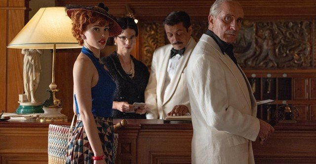 Personagens no hotel de O Problema Final, minissérie de mistério da Netflix