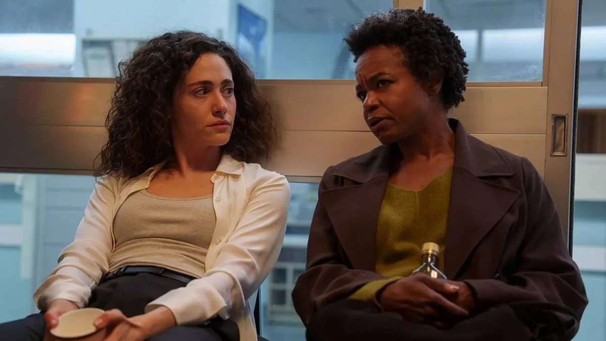 Alice Black e Nora conversam em Fúria, thriller investigativo entre os favoritos de agosto