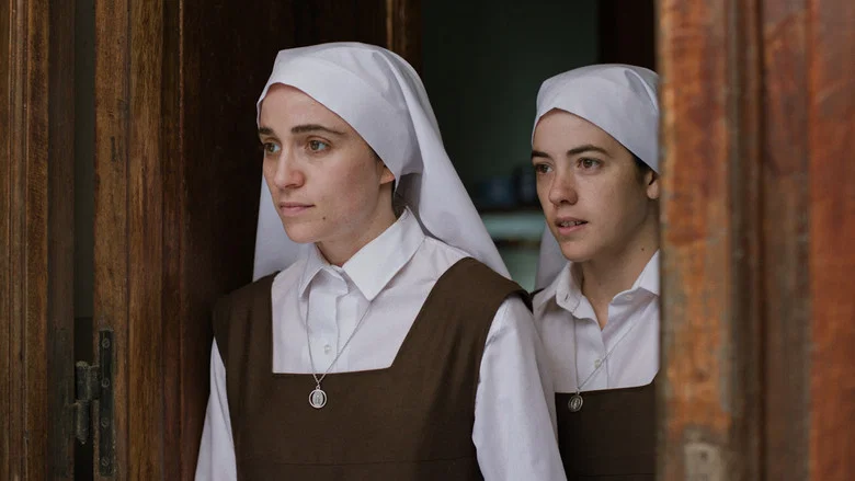 Duas noviças na entrada do convento em Confinada, série cujo calendário dos episódios de Confinada reúne seis capítulos.