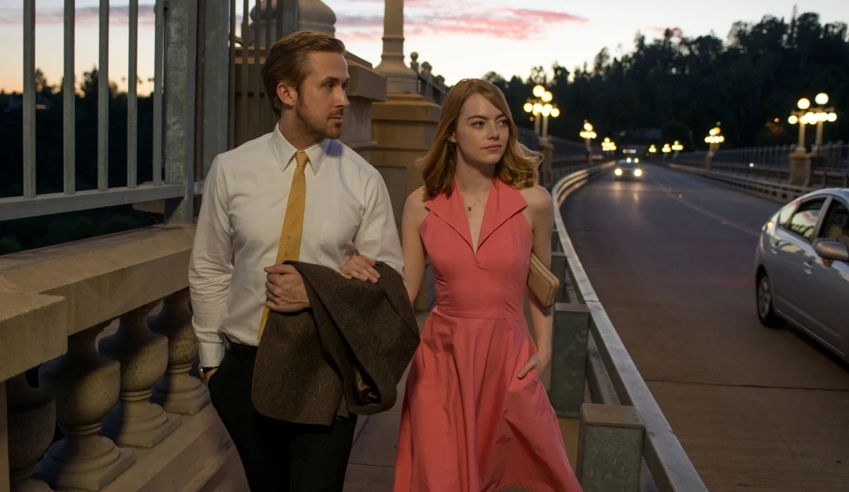 Mia e Sebastian juntos em uma das cenas ligadas às frases de La La Land sobre amor