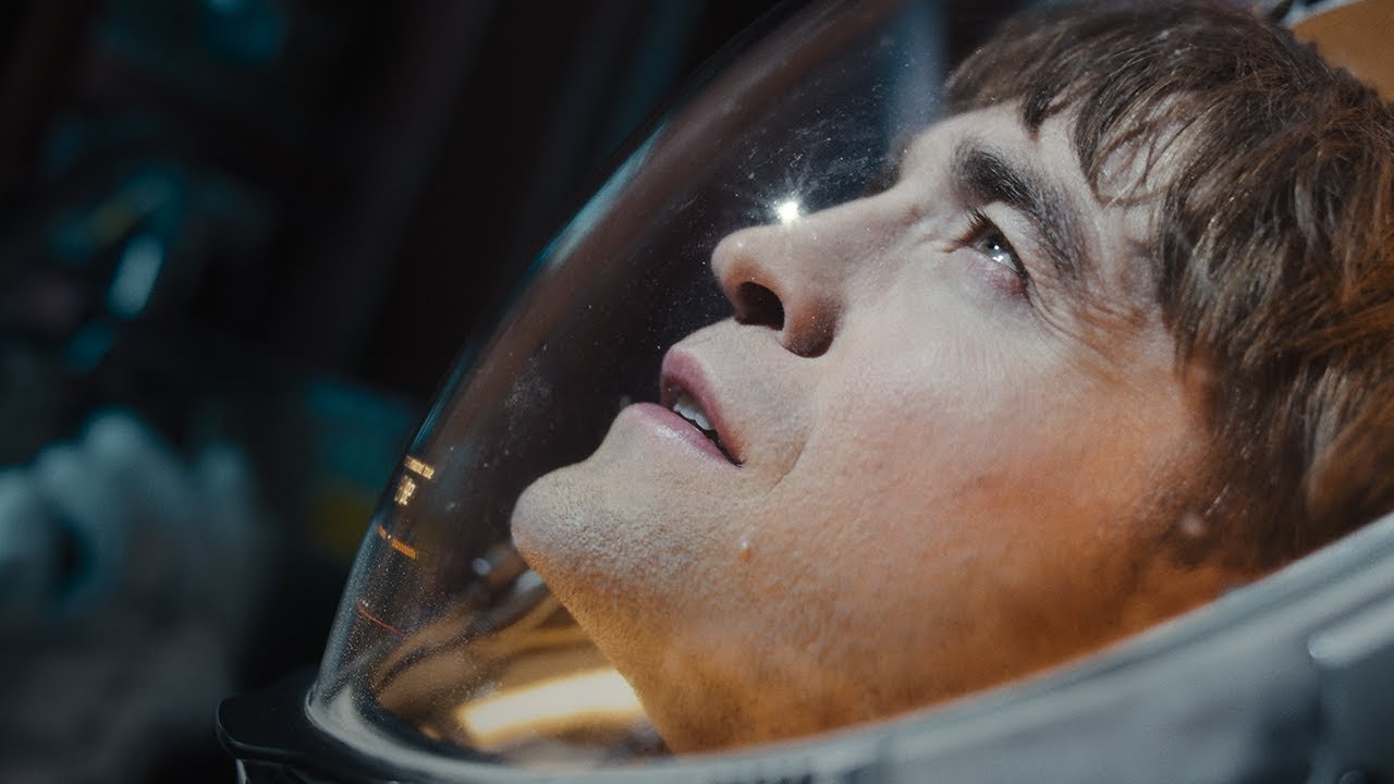 Mickey Barnes olhando para cima dentro de um capacete espacial em Mickey 17, um dos filmes que chegaram nos streamings da seleção sobre o que assistir no streaming