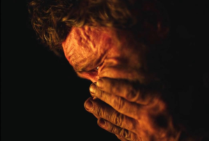 Leia mais sobre o artigo Sonhos de Trem (2025) e tudo o que desaparece quando uma árvore cai <br> <span class='subtitulo-estilizado'>Entre florestas derrubadas, pontes esquecidas e um mundo que não para de avançar, o filme encontra nas árvores uma forma de falar sobre aquilo que o progresso deixa para trás.</span>